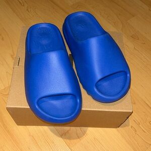 BLUE YEEZY SLIDE (AZURE)